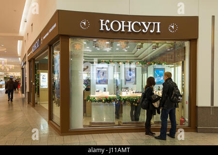 Moscow, Russie - le 22 décembre 2015. L'acheteur à la vitrine dans le croup Mega Mall Banque D'Images