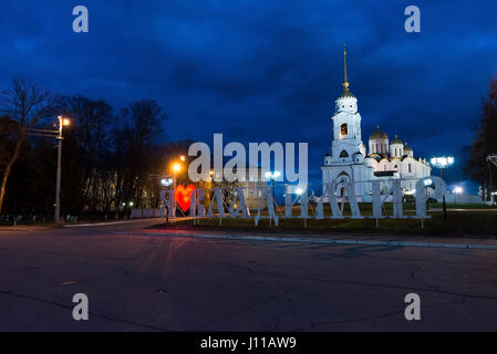 Vladimir, Russie - novembre 05,2015. Vue sur la place de la cathédrale de nuit Banque D'Images