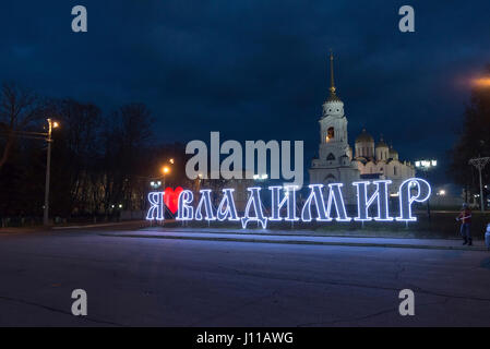 Vladimir, Russie - novembre 05,2015. Vue sur la place de la cathédrale de nuit Banque D'Images