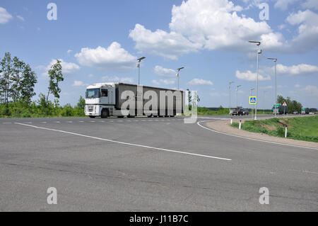 LIPETSK (Russie) - 29.05. 2015 Renault blanc semi-remorque camion à un routier interurbain Banque D'Images