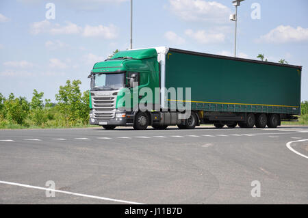 LIPETSK (Russie) - 29.05. 2015. Scania vert semi-remorque camion à interurban road Banque D'Images