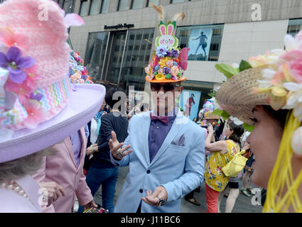 L'abaca USA via Press Association Images Paradegoers célébrer Pâques et fête don de chapeaux à l'Easter Parade et Festival de capot sur la 5e Avenue, le 16 avril 2017 à New York, NY, USA. Photo par Dennis Van Tine/ABACAPRESS.COM Banque D'Images