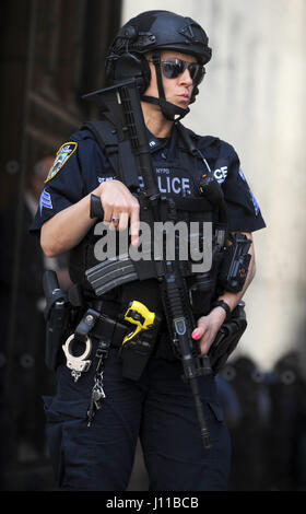 L'abaca USA via Press Association Images Paradegoers célébrer Pâques et fête don de chapeaux à l'Easter Parade et Festival de capot sur la 5e Avenue, le 16 avril 2017 à New York, NY, USA. Photo par Dennis Van Tine/ABACAPRESS.COM Banque D'Images