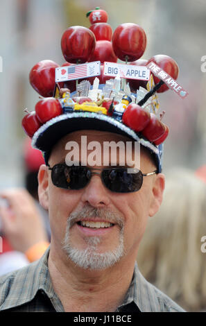 L'abaca USA via Press Association Images Paradegoers célébrer Pâques et fête don de chapeaux à l'Easter Parade et Festival de capot sur la 5e Avenue, le 16 avril 2017 à New York, NY, USA. Photo par Dennis Van Tine/ABACAPRESS.COM Banque D'Images