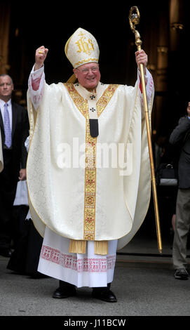 L'abaca USA via Press Association Images Cardinal Timothy Dolan cheers paradegoers célébrer Pâques et fête don de chapeaux à l'Easter Parade et Festival de capot sur la 5e Avenue, le 16 avril 2017 à New York, NY, USA. Photo par Dennis Van Tine/ABACAPRESS.COM Banque D'Images