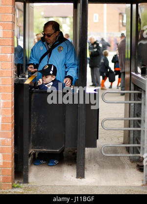 Un ventilateur passe par les tourniquets avant le ciel Bet League match deux à Meadow Lane, Nottingham. Banque D'Images