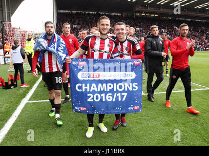 Sheffield United est Billy Sharp (centre gauche) et John Fleck célébrer remportant le titre en Ligue 1 Sky Bet à Bramall Lane, Sheffield. Banque D'Images