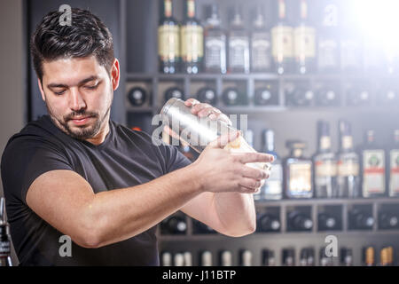 Barman professionnel portrait au travail dans une boîte de nuit avec shaker dans la main Banque D'Images