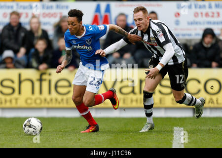 Portsmouth's Kyle Bennett & Notts County's Rob Milsom durant la Sky Bet League match deux à Meadow Lane, Nottingham. Banque D'Images