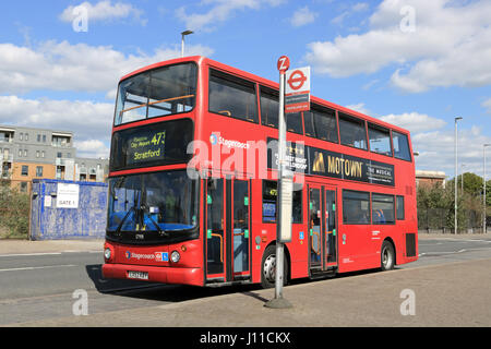 473 bus à impériale rouge à l'arrêt de bus à Newham Londres Angleterre Royaume-uni Banque D'Images