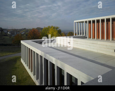 Détails de façades en béton avec colonnade. Literaturmuseum der Moderne, Marbach, Allemagne. Architecte : David Chipperfield Architects Ltd, 2006. Banque D'Images