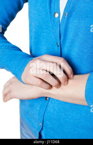 Close Up of Woman Scratching Arm Banque D'Images