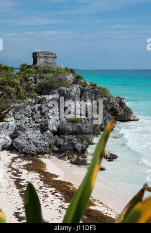 Tour de guet surplombant les ruines de Tulum au Mexique Caraïbes Banque D'Images