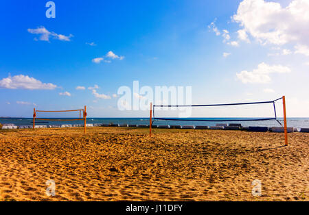 Filets de volley sur le sable court contre la mer et ciel bleu. Banque D'Images