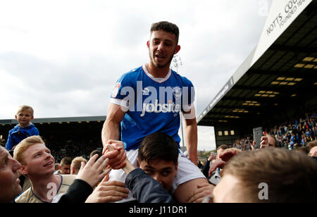 Le Portsmouth Conor Chaplin célèbre avec les fans après le ciel parier League match deux à Meadow Lane, Nottingham. Banque D'Images