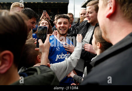 Le Portsmouth Conor Chaplin célèbre avec les fans après le ciel parier League match deux à Meadow Lane, Nottingham. Banque D'Images