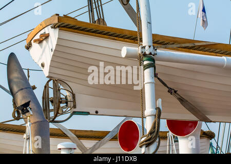 Low Angle View of Lifeboat sur navire Banque D'Images