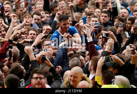 Le Portsmouth Conor Chaplin célèbre avec les fans après le ciel parier League match deux à Meadow Lane, Nottingham. Banque D'Images