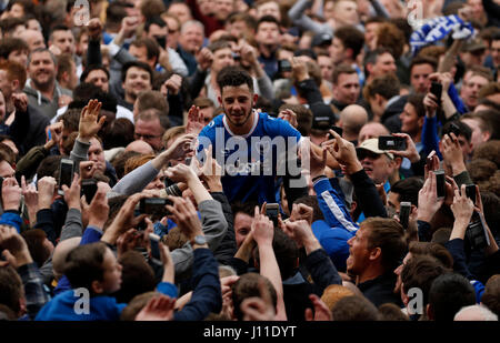 Le Portsmouth Conor Chaplin célèbre avec les fans après le ciel parier League match deux à Meadow Lane, Nottingham. Banque D'Images