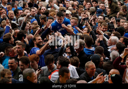 Le Portsmouth Conor Chaplin célèbre avec les fans après le ciel parier League match deux à Meadow Lane, Nottingham. Banque D'Images