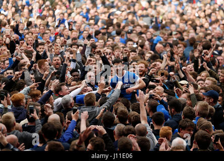 Le Portsmouth Conor Chaplin célèbre avec les fans après le ciel parier League match deux à Meadow Lane, Nottingham. Banque D'Images