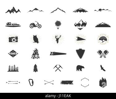 Silhouette de l'aventure de plein air icons set. Monter et formes de camping collection. L'ensemble des pictogrammes noir simple. Utiliser pour la création de logo, étiquettes et autres randonnées, surf designs. Vector isolated on white. Illustration de Vecteur