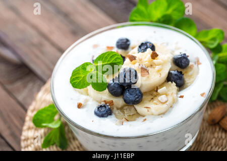 Avec le yaourt, banane bleuets frais et d'amande noix, dessert délicieux pour un petit-déjeuner sain Banque D'Images