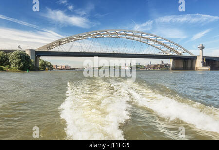 Rotterdam, Pays-Bas - le 18 août 2016 : l'infâme Van Brienenoordbrug est un pont sur la Nieuwe Maas à l'est de Rotterdam dans l'Netherla Banque D'Images