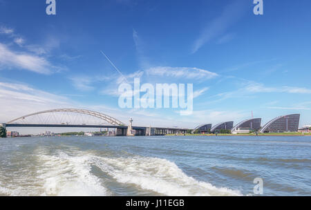 Rotterdam, Pays-Bas - le 18 août 2016 : l'infâme Van Brienenoordbrug est un pont sur la Nieuwe Maas à l'est de Rotterdam dans l'Netherla Banque D'Images