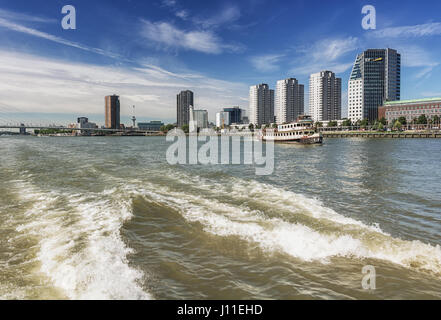 Rotterdam, Pays-Bas - le 18 août 2016 : vu de l'horizon de Rotterdam aux Pays-Bas, de l'eau Banque D'Images