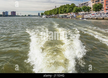 Rotterdam, Pays-Bas - le 18 août 2016 : vu de l'horizon de Rotterdam aux Pays-Bas, de l'eau Banque D'Images