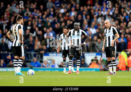 Jonjo Shelvey (à droite) de Newcastle United réagit lors du match du championnat Sky Bet à Portman Road, Ipswich. APPUYEZ SUR ASSOCIATION photo. Date de la photo: Lundi 17 avril 2017. Voir PA Story SOCCER Ipswich. Le crédit photo devrait se lire comme suit : Adam Davy/PA Wire. RESTRICTIONS : aucune utilisation avec des fichiers audio, vidéo, données, listes de présentoirs, logos de clubs/ligue ou services « en direct » non autorisés. Utilisation en ligne limitée à 75 images, pas d'émulation vidéo. Aucune utilisation dans les Paris, les jeux ou les publications de club/ligue/joueur unique Banque D'Images