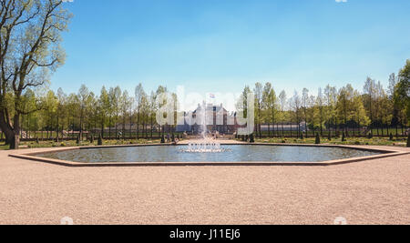 Apeldoorn, aux Pays-Bas, le 8 mai 2016 : jardin baroque néerlandais de la Loo Palace , un ancien palais royal et maintenant un musée national situé dans l'outsk Banque D'Images