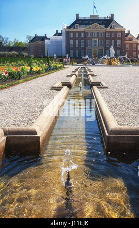 Apeldoorn, aux Pays-Bas, le 8 mai 2016 : jardin baroque néerlandais de la Loo Palace , un ancien palais royal et maintenant un musée national situé dans l'outsk Banque D'Images
