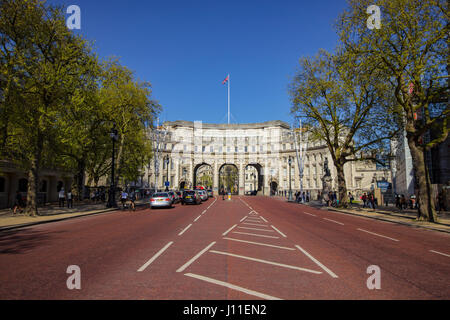 Londres, Angleterre - 9 Avril 2017 : les touristes près de l'Admiralty Arch landmark building à Londres sur une journée chaude et ensoleillée. Banque D'Images