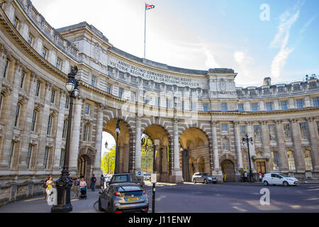 Londres, Angleterre - 9 Avril 2017 : les touristes près de l'Admiralty Arch landmark building à Londres sur une journée chaude et ensoleillée. Banque D'Images