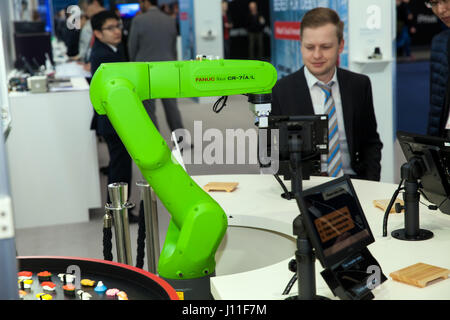 Hanovre, Allemagne - Mars, 2017 : robot industriel Fanuc Cebit 2017 Exposition sur la main dans la région de Hannover, Allemagne Banque D'Images