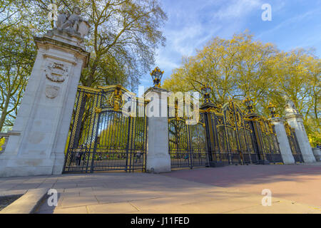 Londres, Angleterre - 9 Avril 2017 : les touristes derrière portes Canada près de Buckingham Palace à Londres. Banque D'Images