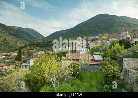 Matin de printemps à Archangelos village, Messenia, Grèce. Banque D'Images