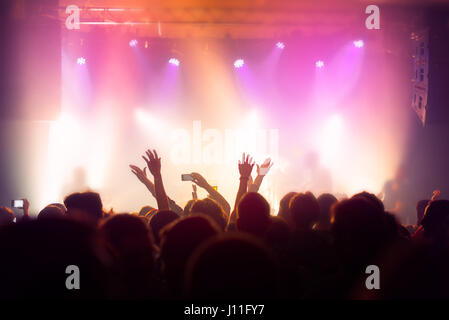 Les concerts de musique, les gens de fans des foules populaires performance live rock, mains en l'air, selective focus Banque D'Images