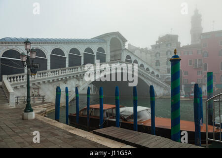 Matin brumeux au pont du Rialto sur le Grand Canal à Venise, Italie. Banque D'Images