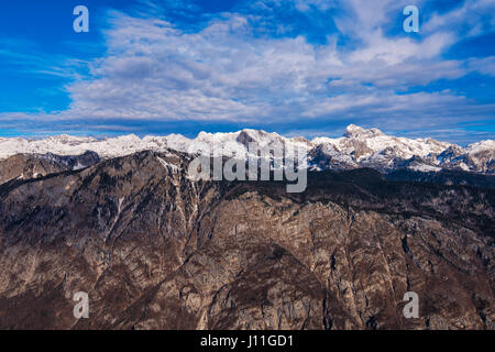 Mont Triglav au-dessus de la vallée du lac de Bohinj en hiver, beau paysage d'une partie du massif des Alpes Juliennes et du parc national de l'UE en Slovénie Banque D'Images