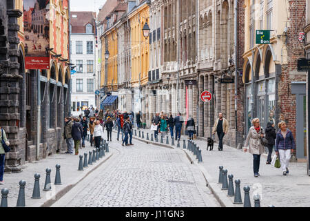 Les touristes et les habitants non identifiés du shopping au "Rue de la Monnaie'. C'est l'une des plus anciennes rues de la ville. Lille, France. Banque D'Images