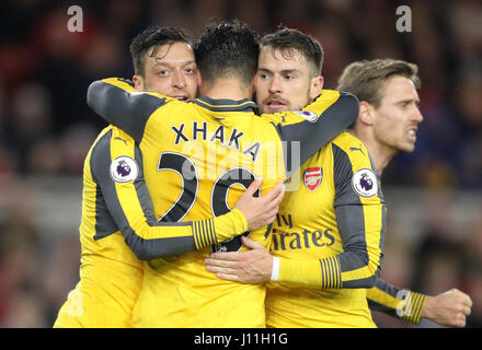 Mesut Ozil d'Arsenal (à gauche) célèbre marquant son deuxième but de côtés du jeu pendant le match à la Premier League stade Riverside, Middlesbrough. Banque D'Images