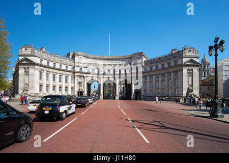 L'Admiralty Arch dans le Mall, conçu par Sir Aston Webb, Londres Angleterre Royaume-Uni UK Banque D'Images