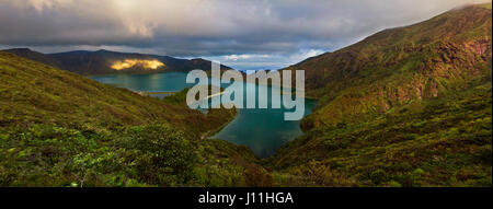 Lac de feu : Lagoa do Fogo, l'île de São Miguel, Açores Banque D'Images