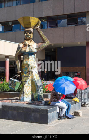 Sculpture en centre-ville, le Kingsway, Maseru, District de Maseru, Lesotho Banque D'Images