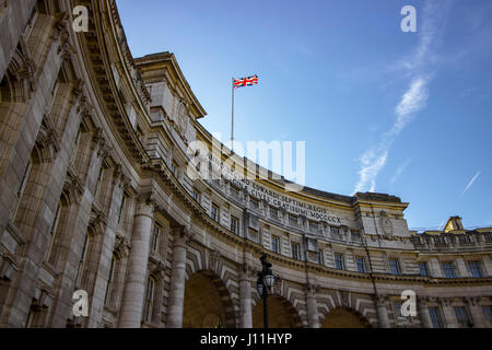 Coup d'œil à l'Admiralty Arch landmark building à Londres sur une journée chaude et ensoleillée. Banque D'Images