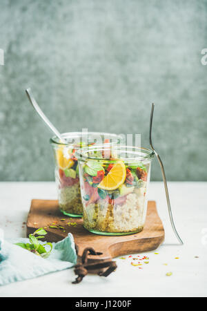 Salade saine avec quionoa, Avocat, tomates séchées, basilic et orange Banque D'Images