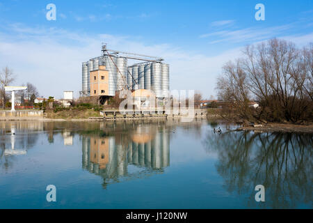 L'archéologie industrielle le long de la rivière Sile. Ancienne usine abandonnée. Monument italien Banque D'Images